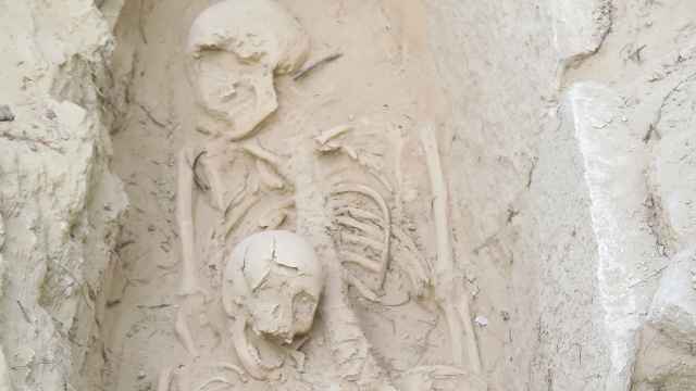 Uno de los enterramientos de la necrópolis de Rojales con un adulto y un niño. Foto: Morell / Efe