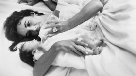 Elizabeth Taylor con su hija recién nacida, Liza Todd. Foto: Toni Frissell