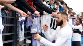 Karim Benzema, firmando autógrafos a los aficionados del Real Madrid en el entrenamiento de puertas abiertas