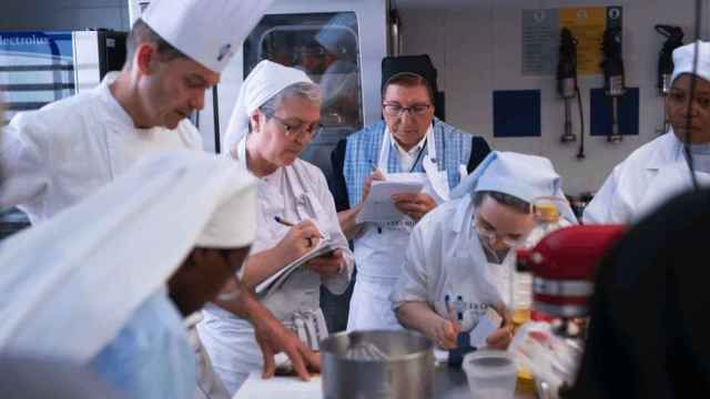 Varias monjas en un taller de alta cocina con Le Cordon Bleu.