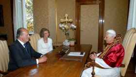 La reina Sofía y Juan Carlos I con Benedicto XVI.