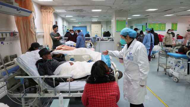 Un médico atiende a un paciente en el Hospital del Distrito de Ganyu, en Lianyungang, provincia de Jiangsu, China.