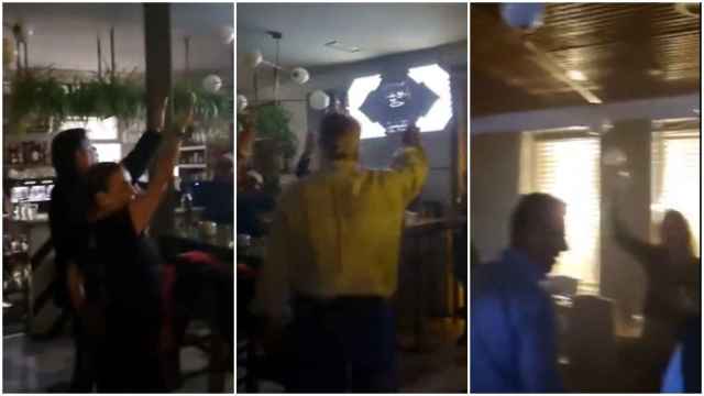 Varios cliente del bar de Guadalajara con el brazo en alto mientras cantan el 'Cara al sol'.