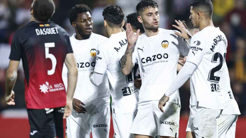 Los jugadores del Valencia celebran uno de los goles del conjunto che.