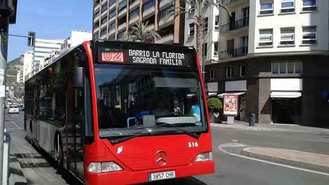Los abonos del autobús bajarán más a partir del 1 de febrero en Alicante.