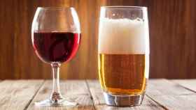 Entre una copa de vino y una de cerveza hay distintos grados de resaca.
