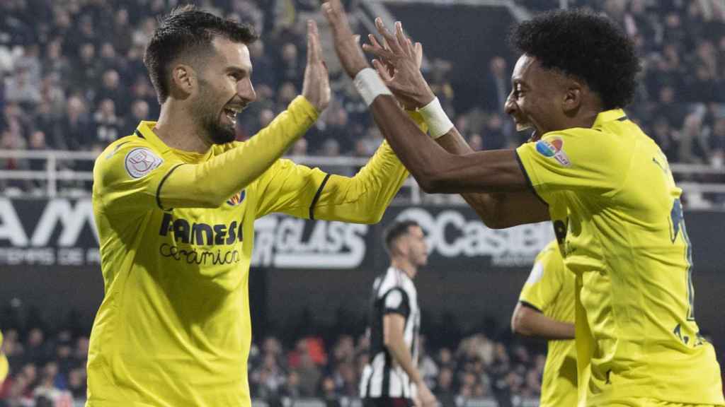 Baena celebra su gol con Mójica con el Villarreal.
