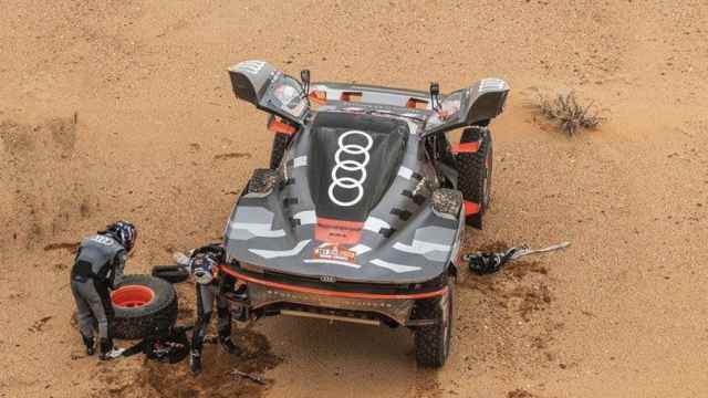 Carlos Sainz arreglando la avería en su Audi durante la tercera etapa del Dakar