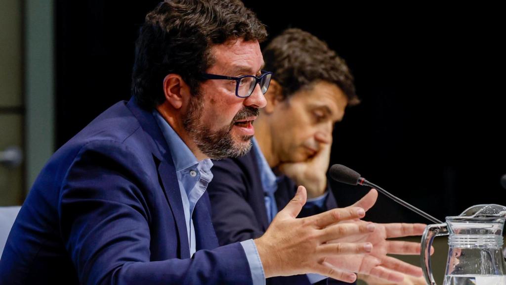 El secretario de Estado de Empleo y Economía Social, Joaquín Pérez Rey (i), y el de Seguridad Social y Pensiones, Borja Suárez, presentan los datos de paro registrado y de afiliación a la Seguridad Social correspondientes al mes de diciembre, este martes en Madrid