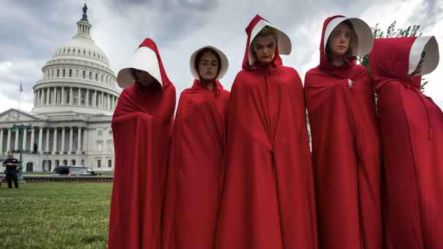 Activistas feministas protestan frente al Capitolio, en Washington.