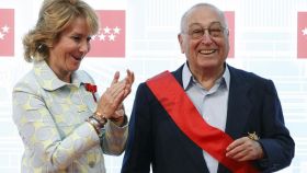 El sindicalista Nicolás Redondo Urbieta recibe la Gran Cruz de la Orden del Dos de Mayo de manos de la expresidenta de la Comunidad de Madrid, Esperanza Aguirre.