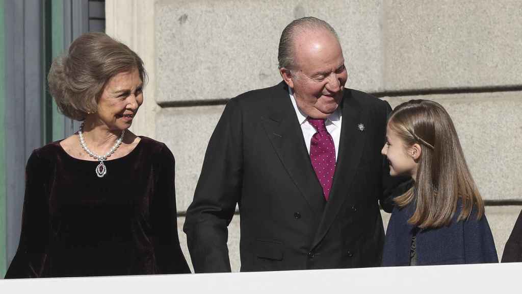 La princesa Leonor junto a sus abuelos en el aniversario de la Constitución de 2018.