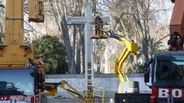 El Ayuntamiento inicia los trabajos para la retirada del monumento a los Caídos.