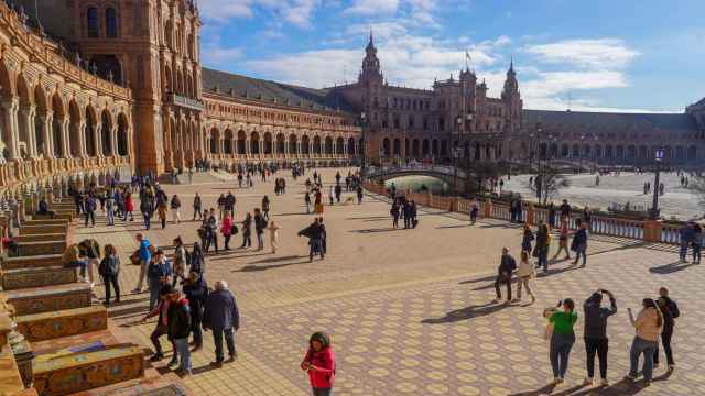 Turistas recorriendo y admirando la Plaza de España en Sevilla