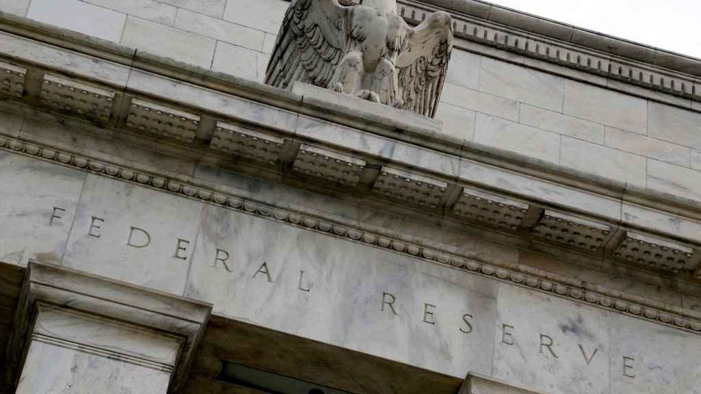 Un águila en la entrada de la sede de la Reserva Federal en  Washington.