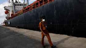 Un agente de seguridad camina en torno a un buque granelero en Colombo, capital de Sri Lanka.
