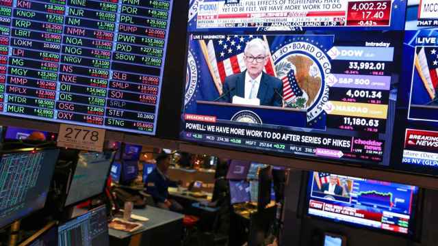 Pantallas de la Bolsa de Nueva York muestran una rueda de prensa del presidente de la Fed, Jerome Powell.