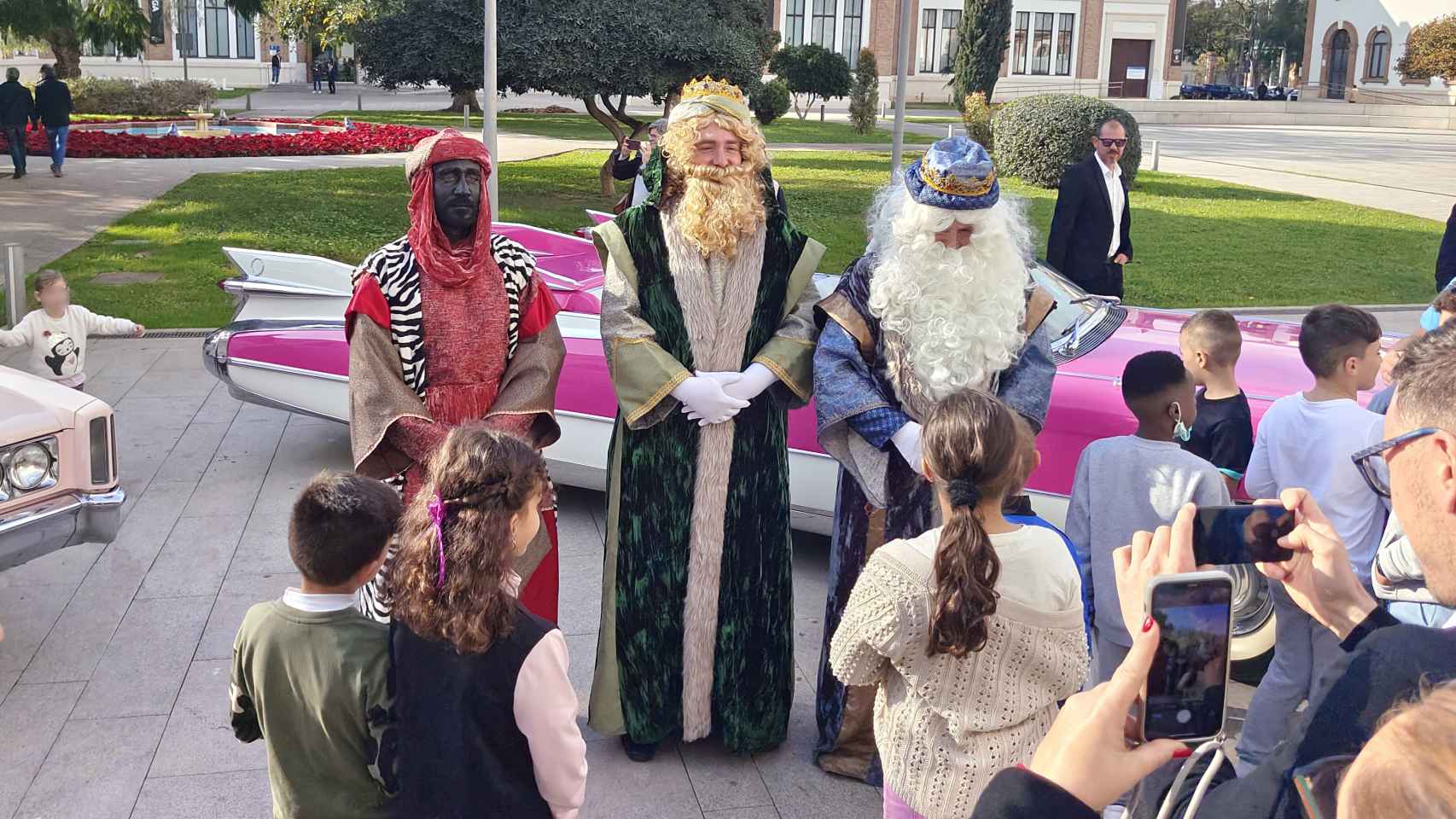 Así ha sido la visita de los Reyes Magos al Museo Automovilístico de Málaga