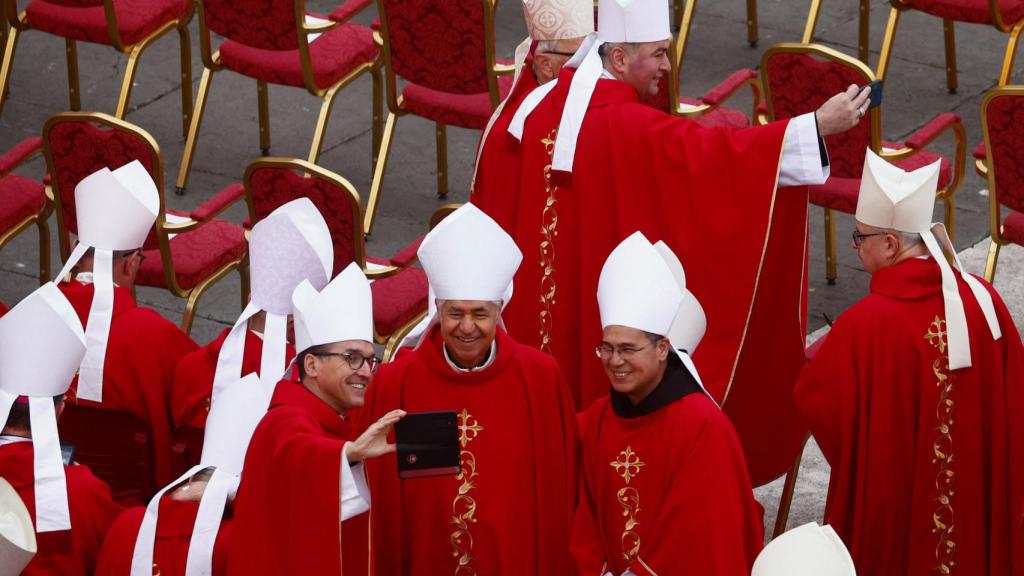 Some of the bishops present at Benedict XVI's funeral take a selfie.