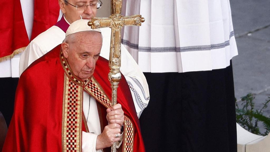 Francis I carries the cross at the funeral of Benedict XVI.