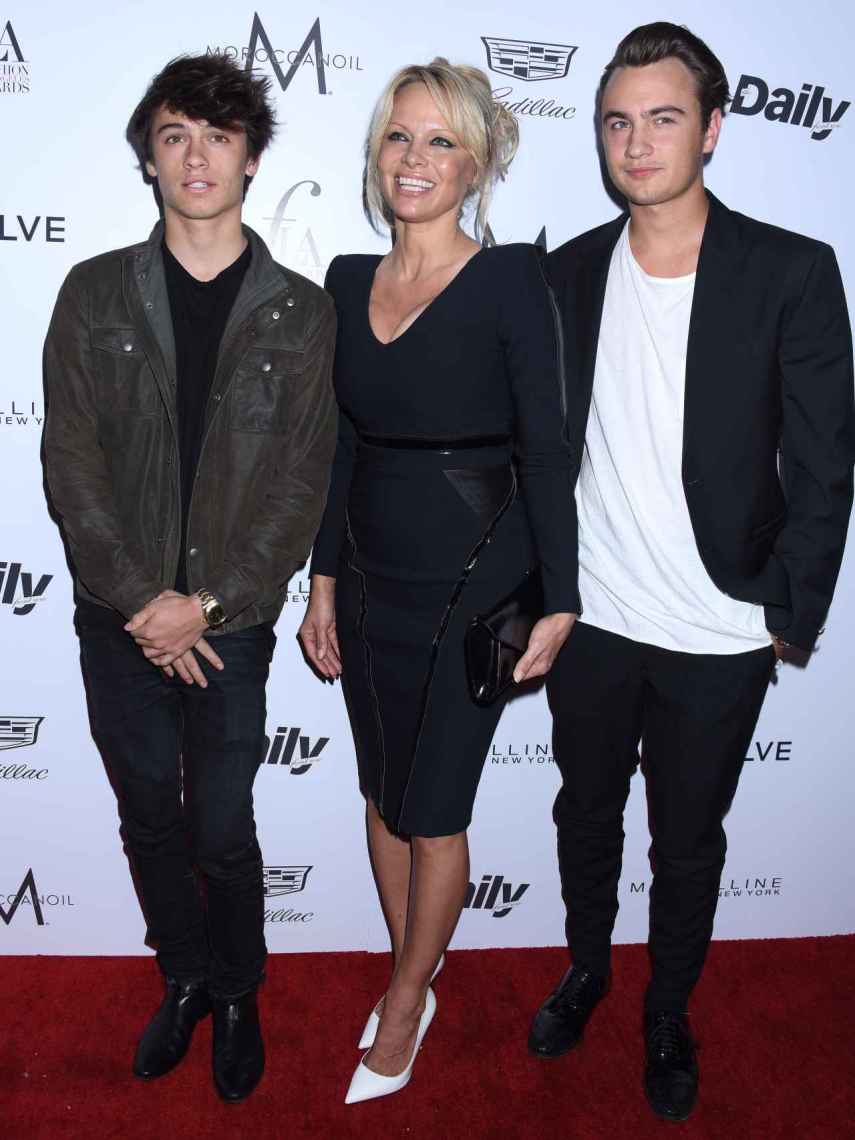 Pamela Anderson junto a sus dos hijos, Dylan Jagger y Brandon Thomas.