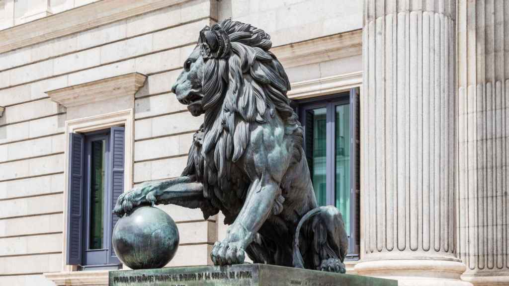 Escultura de león a la entrada del Congreso de los Diputados