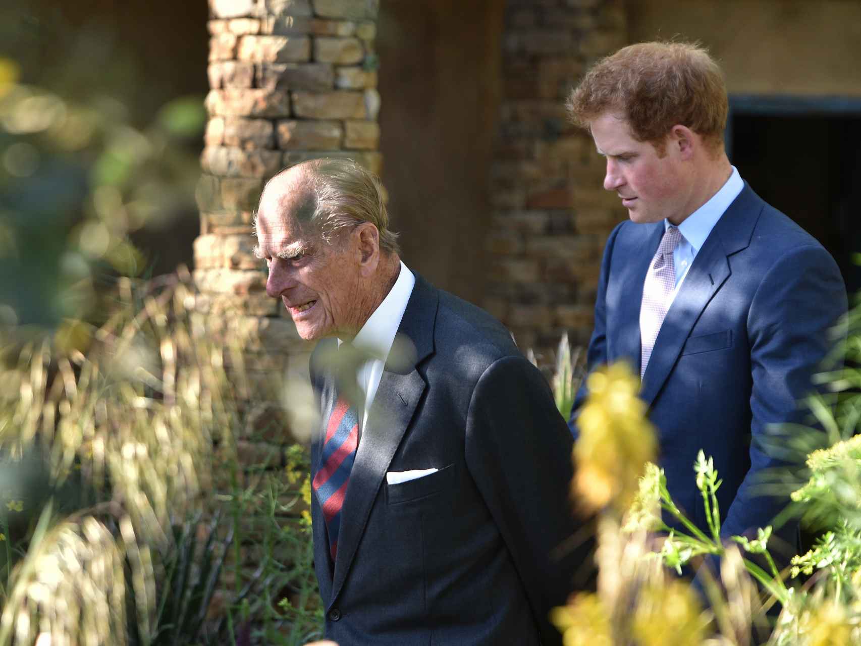 El príncipe Harry y el duque de Edimburgo en Londres en 2015.