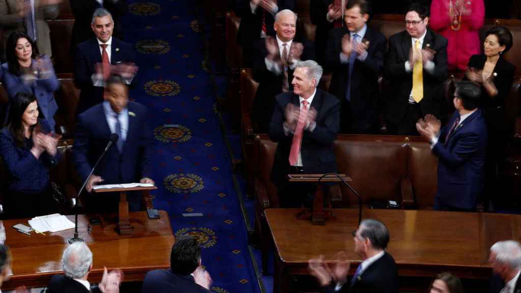 El líder republicano de la Cámara, Kevin McCarthy (R-CA), aplaude cuando el representante estadounidense John James (R-MI) nomina a McCarthy.