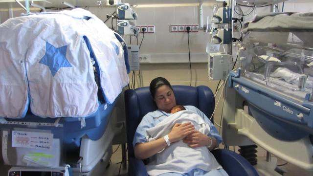 Una madre en el Hospital General de Elche con uno de sus bebés.