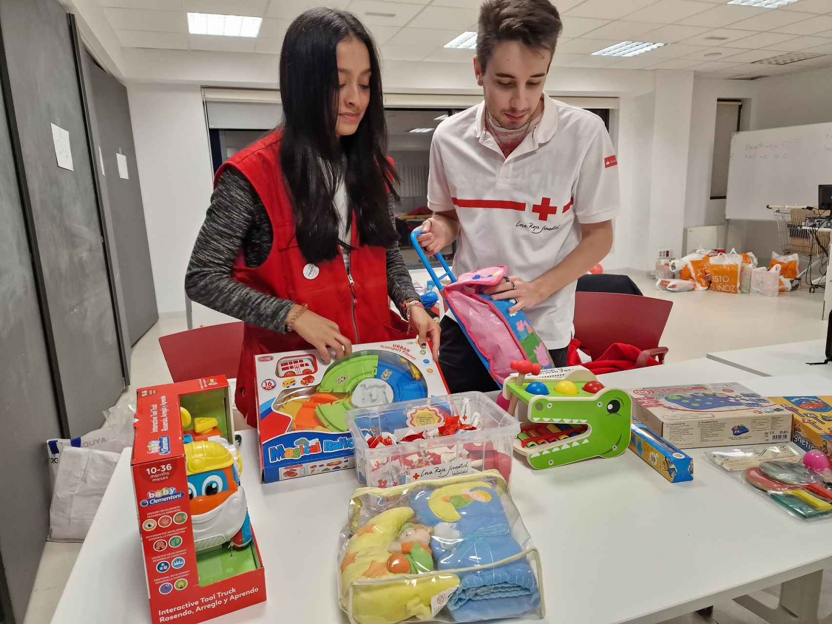 Miembros de Cruz Roja Juventud entregan juguetes.