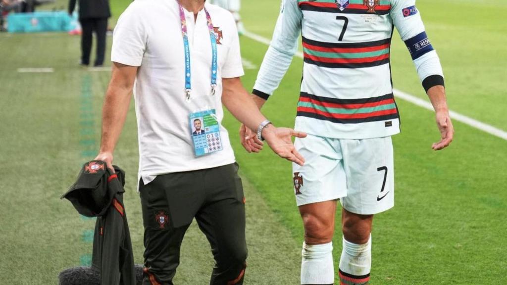 Ricardo Regufe e Cristiano Ronaldo após jogo contra Portugal