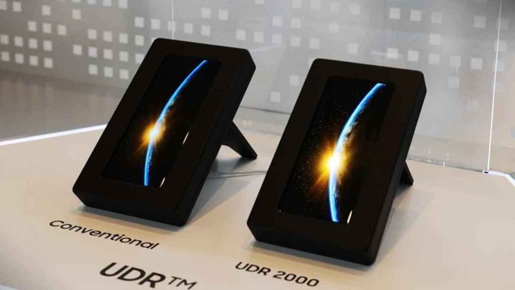 La nueva pantalla UDR 2000 de Samsung a la derecha