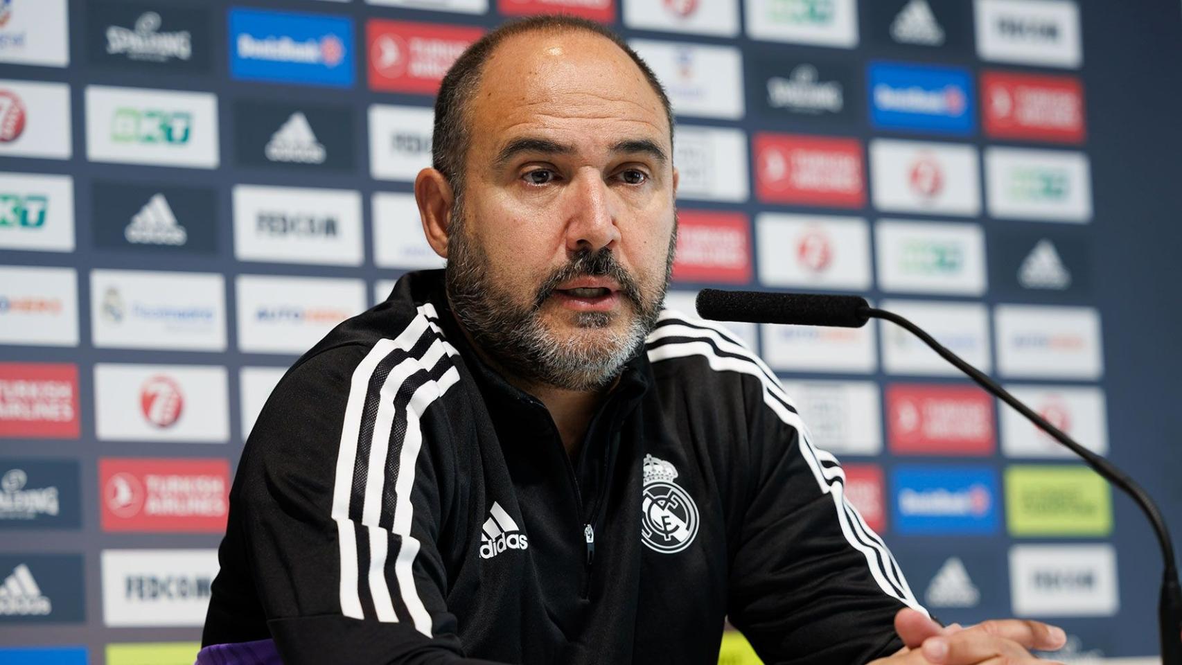 Chus Mateo, en rueda de prensa de la Euroliga con el Real Madrid de Baloncesto
