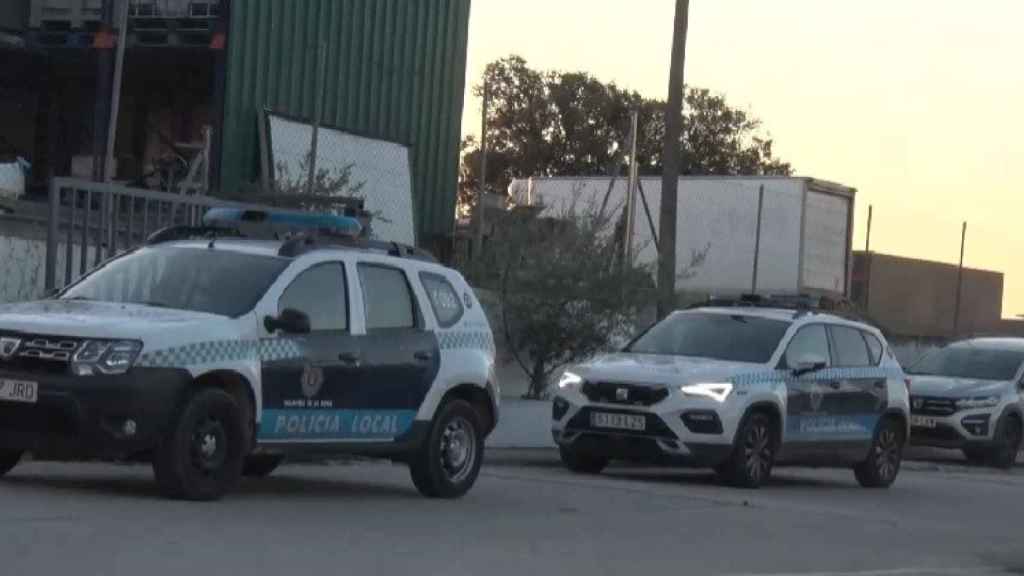 Varios coches de la Policía Local de Talavera de la Reina a las puertas del matadero municipal.