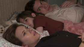 Fotograma de la película 'Historia de un matrimonio' de Netflix, donde aparecen los actores (de izquierda a derecha) Scarlett Johansson, Henry Barber y Adam Driver.