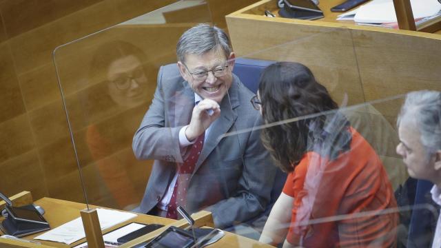 El presidente valenciano, Ximo Puig, y la vicepresidenta de Compromís, Aitana Más, en las Cortes Valencianas.