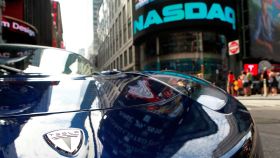 Un coche Tesla delante de la sede del Nasdaq en Nueva York.