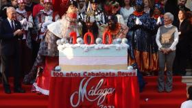 Los Reyes Magos de Oriente soplan las velas de una gran tarta por el centenario de la cabalgata de Málaga capital..