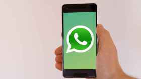 El logo de WhatsApp en un móvil.
