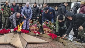 Ceremonia de homenaje a los soldados rusos muertos en el ataque de Makiivka.