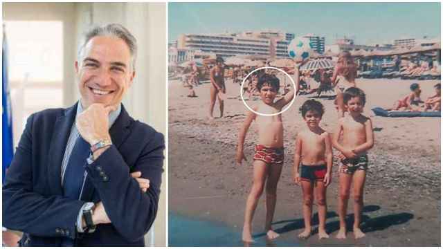 Elías Bendodo sujeta un balón en una playa malagueña, junto a sus hermanos, a principios de los años ochenta.