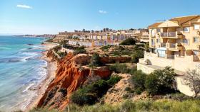 Parte de la costa rocosa de Dehesa de Campoamor, en una imagen de archivo.