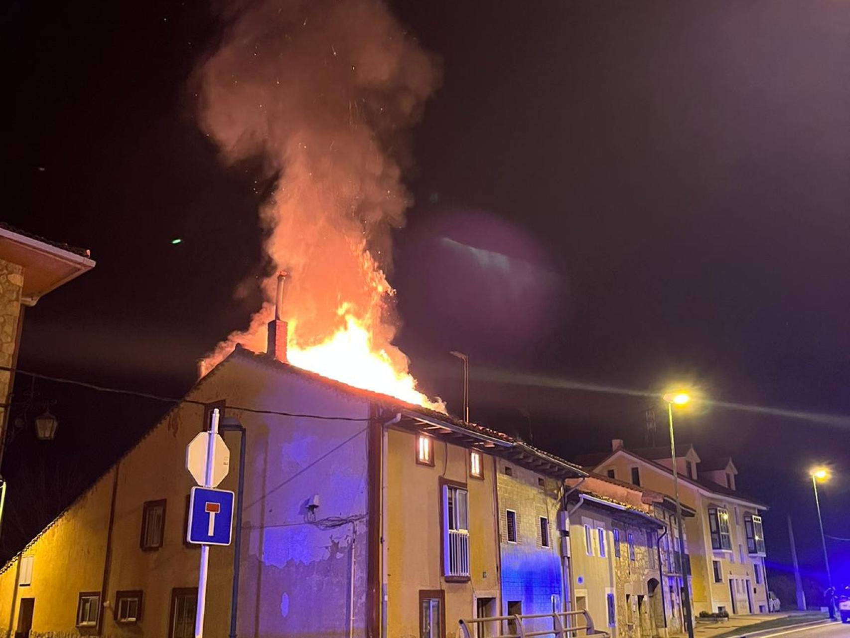 Imagen de las llamas en la vivienda de Burgos.