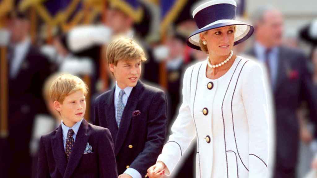 Los príncipes Guillermo y Harry junto a su madre, Diana, en una imagen de archivo.