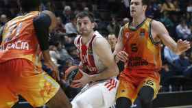 Stefan Markovic protege un balón ante la defensa de Valencia Basket