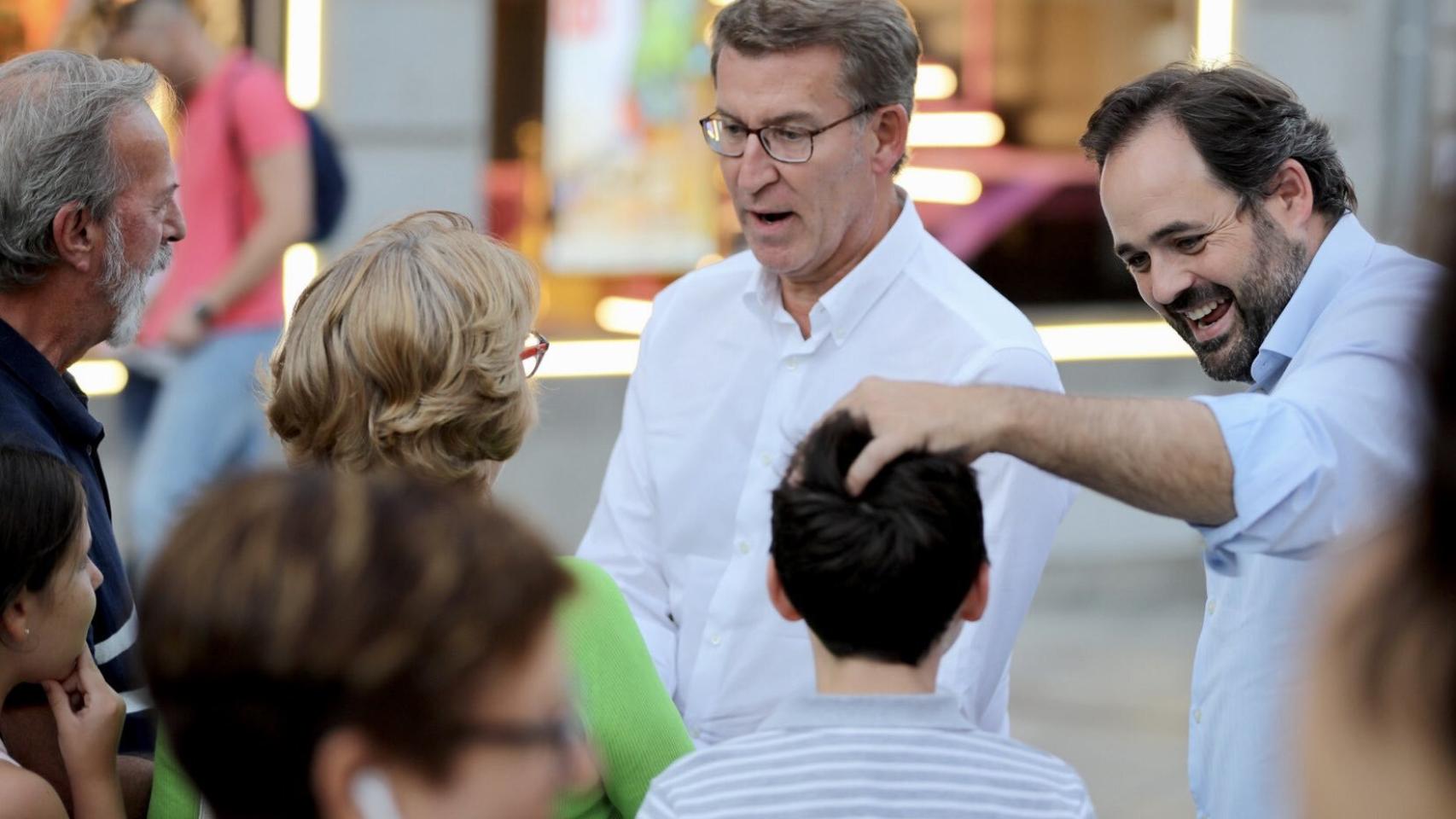 Paco Núñez, a la derecha, saluda cariñosamente a un niño en Toledo.