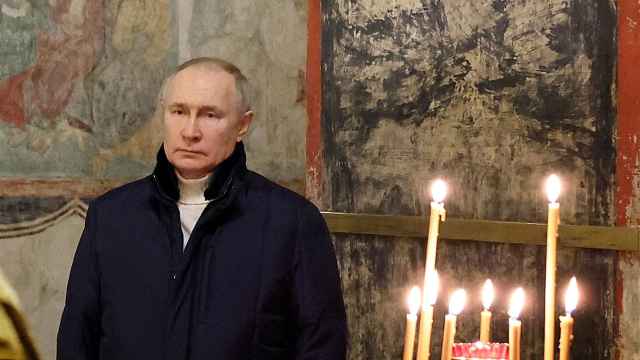 El presidente ruso, Vladímir Putin,  asiste al oficio de la Navidad ortodoxa en el Kremlin, ayer en Moscú.