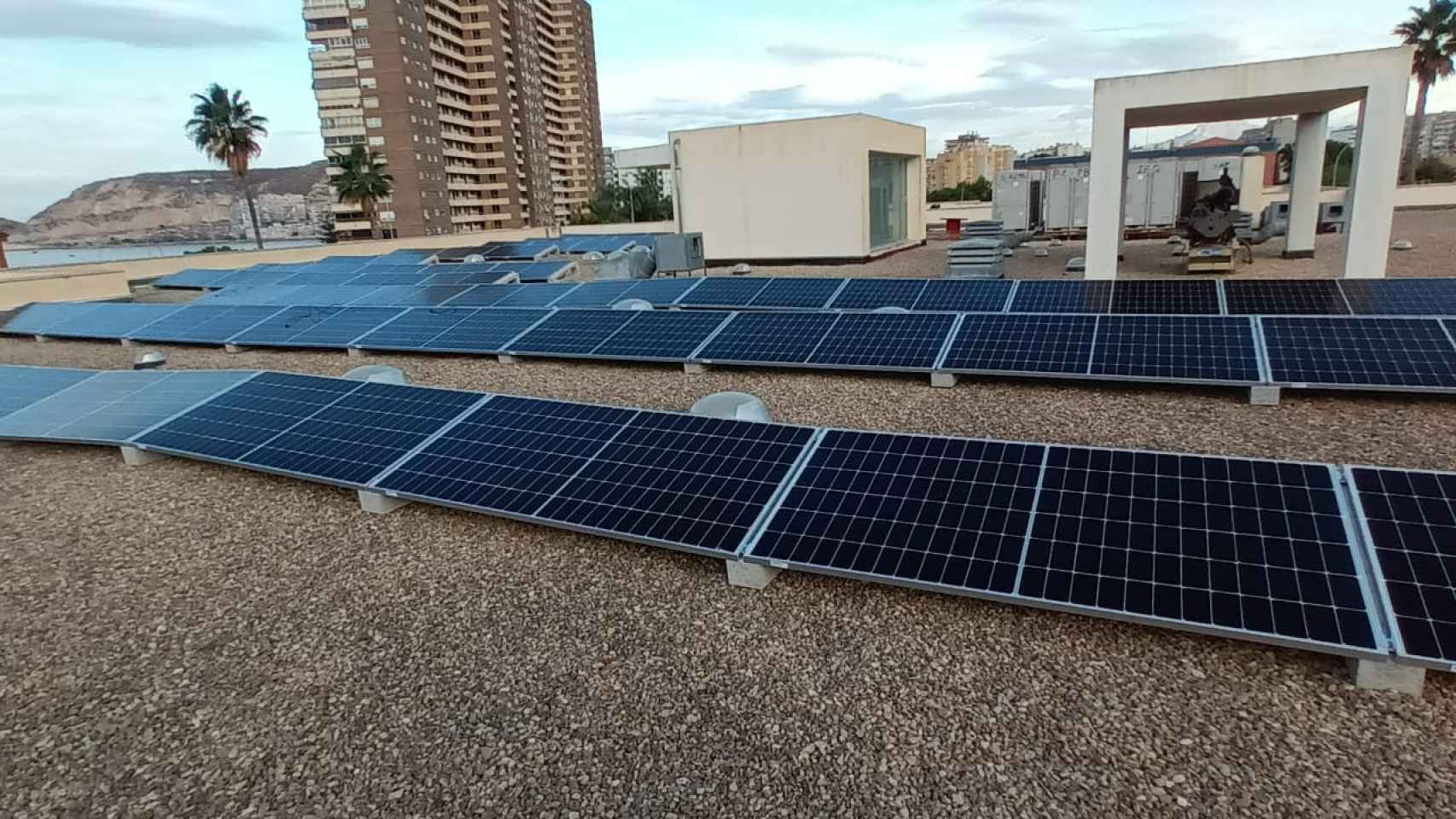 Custodio intercambiar Paquete o empaquetar Alicante, más sostenible este 2023 con la instalación de 3.000 paneles  solares en edificios municipales