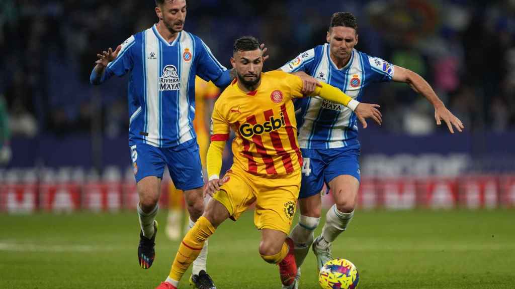 Castellanos, intenta llevarse el balón ante los jugadores del Espanyol, Sergi Gómez y Calero