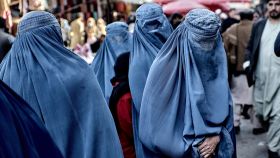 Varias mujeres afganas con burka.